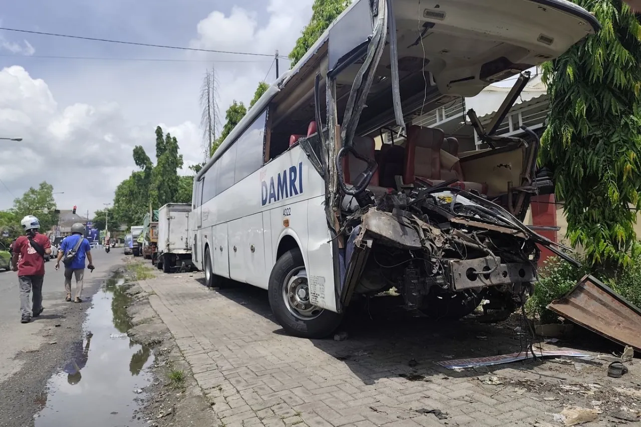 Kondisi bus yang rusak parah pasca tabrakan. Foto: Humas