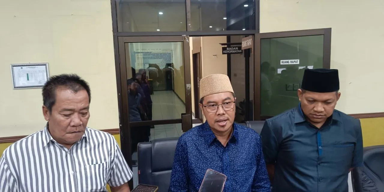 Ketua DPRD Sidoarjo, Abdillah Nasih (tengah) saat memberikan keterangan pada wartawan, Kamis (30/10/2025). Foto: Bayu