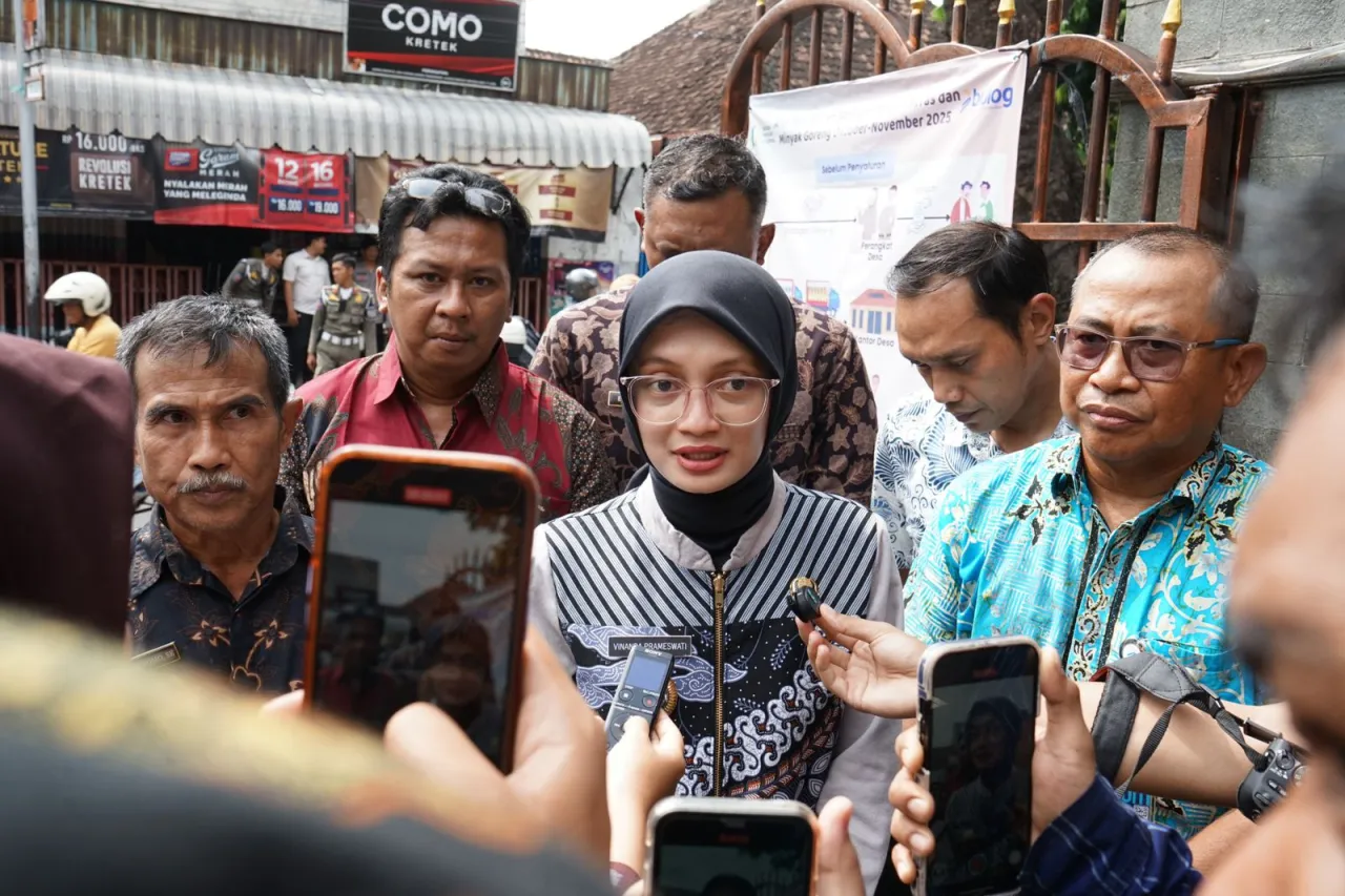 Mbak Wali Salurkan Bantuan Pangan Beras dan Minyak Goreng untuk Masyarakat Pra Sejahtera