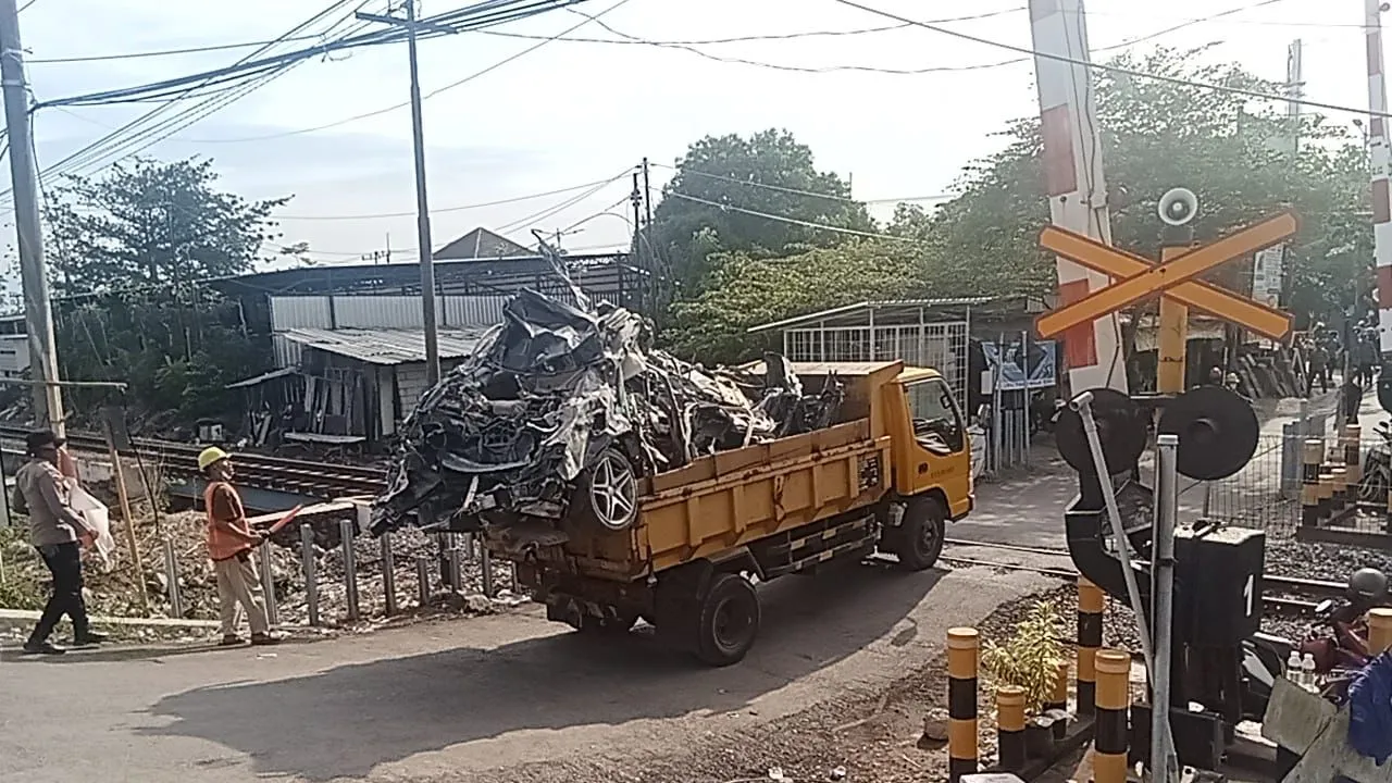 Mercedes-Benz Milik Pengasuh Ponpes Al Khoziny Jadi Korban Ambruknya Bangunan