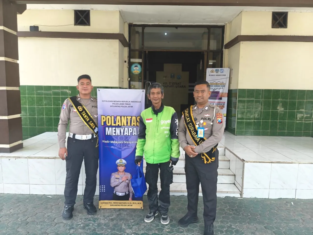 Polantas Menyapa, Anggota Samsat Surabaya Utara Berikan Panduan Secara Langsung ke Wajib Pajak