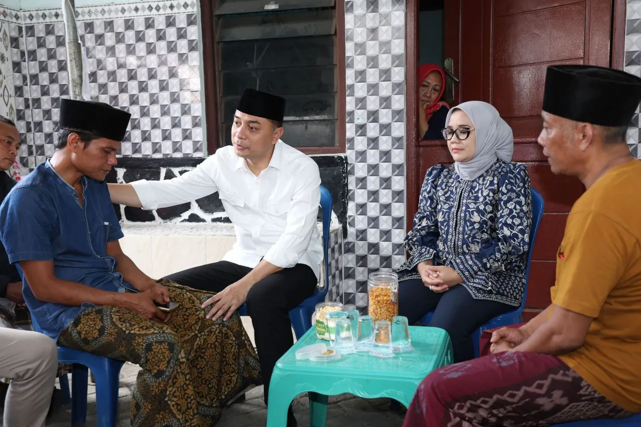 Wali Kota Surabaya Eri Cahyadi Takziah ke Keluarga Korban Reruntuhan Ponpes Al Khoziny