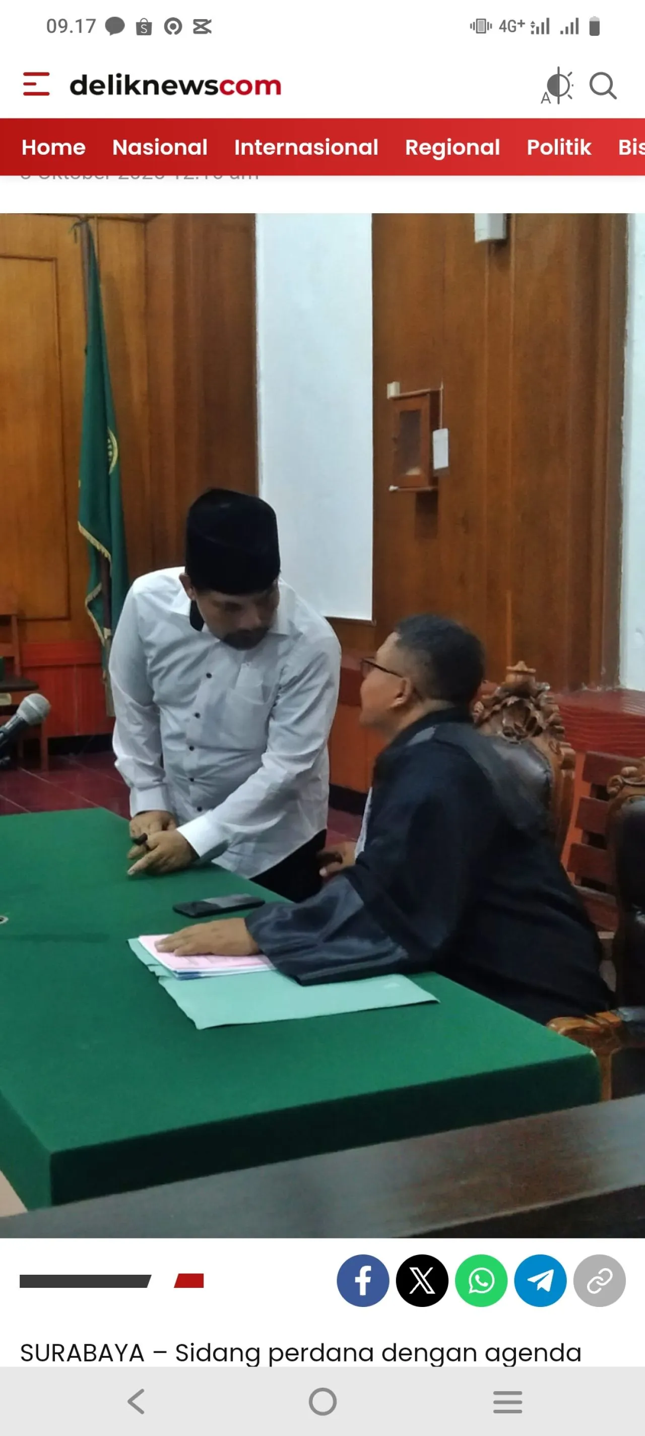 Terdakwa Akhmad Fadholi oknum polisi jual pupuk subsidi diadili di PN Surabaya, Selasa (7/10/2025). Foto: Yudik