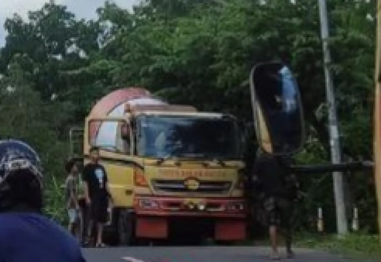 Nyalip tanpa Perhitungan, Pemotor Tewas Dilindas Truk Molen