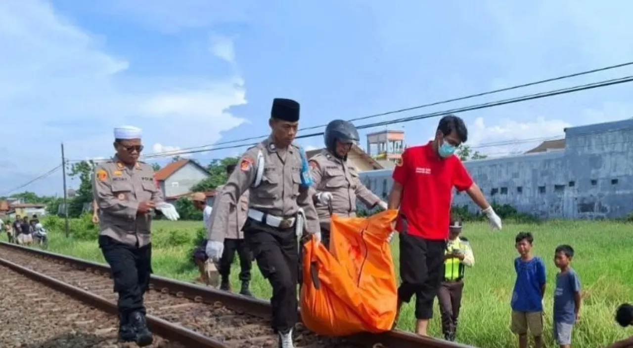 Pria Tak Dikenal Tewas Tertabrak Kereta Api di Kasepuhan Batang