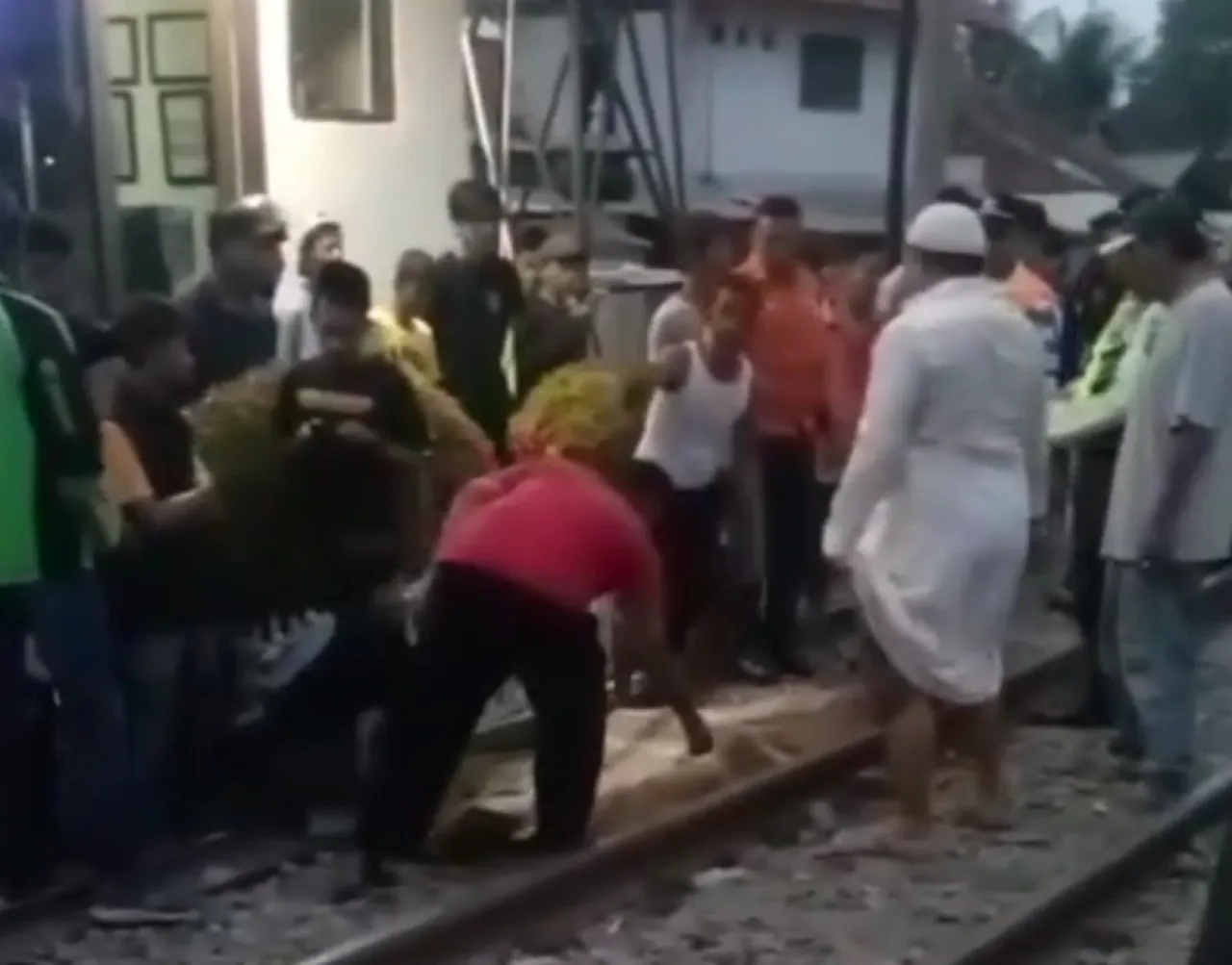 Seorang Santri Tertabrak Kereta Api di Palang Pintu Simpang