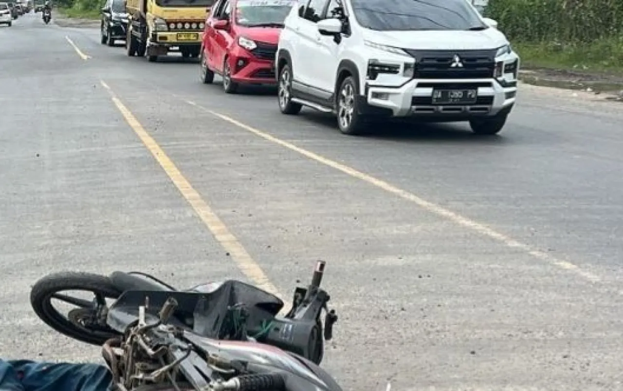 Motor Nyangkut di Belakang Truk, Pengendara Revo Meninggal