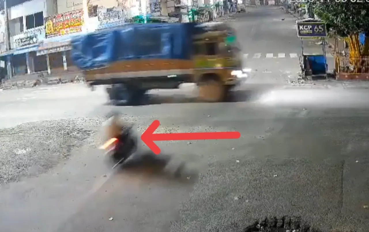 Ngebut, Motor Menabrak Truk Perempatan Jalan