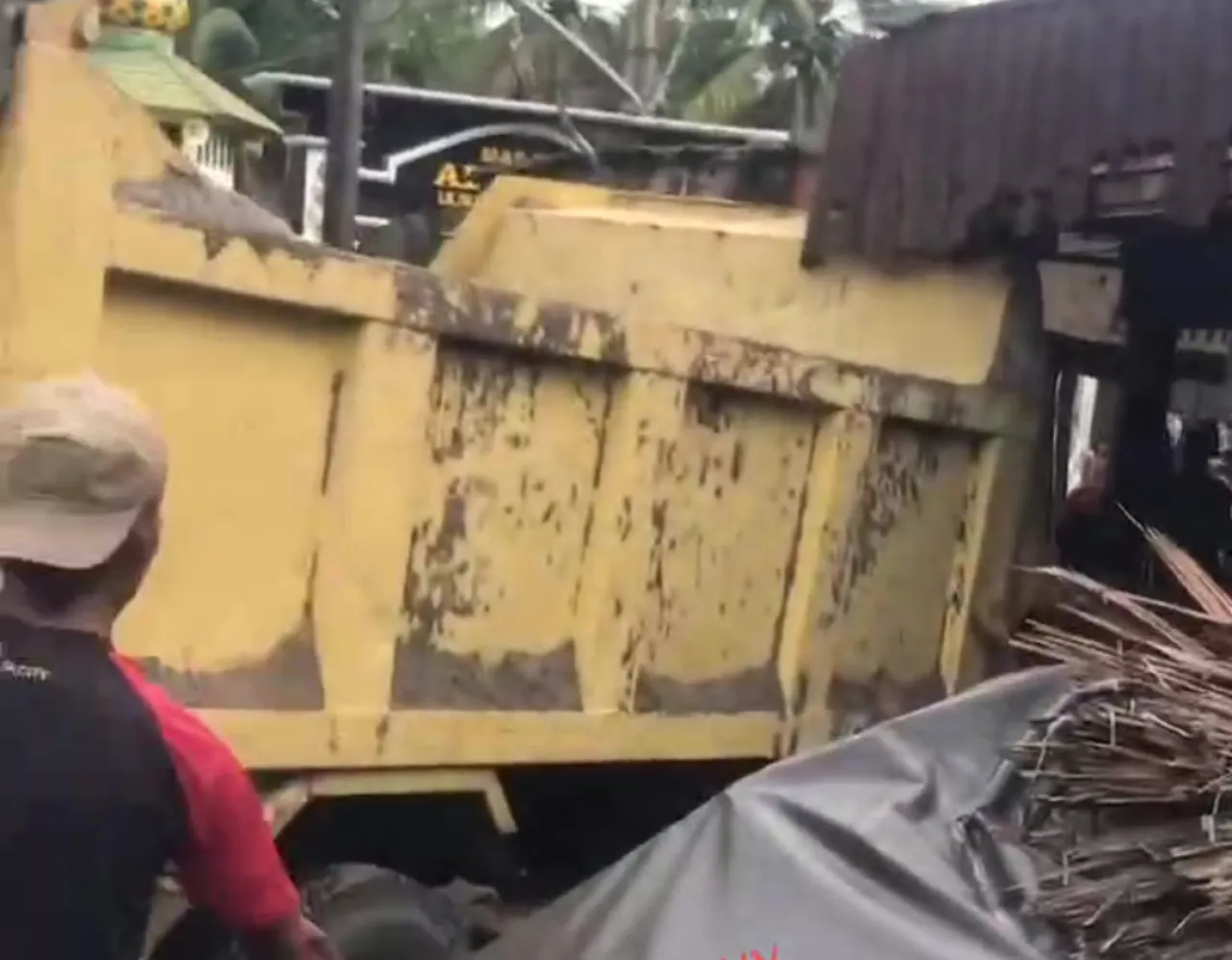 Proses evakuasi korban dengan alat berat. Foto: Doni