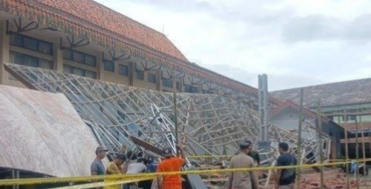 Gazebo Universitas Siliwangi Ambruk