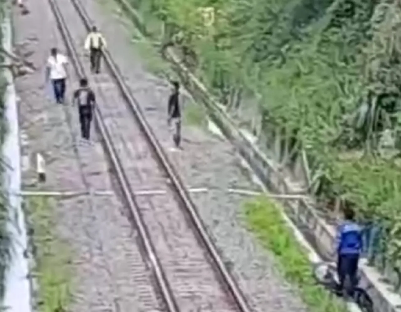 Seberangi Rel tanpa Lihat Kanan Kiri, Dua Pemotor Tewas Ditabrak Kereta