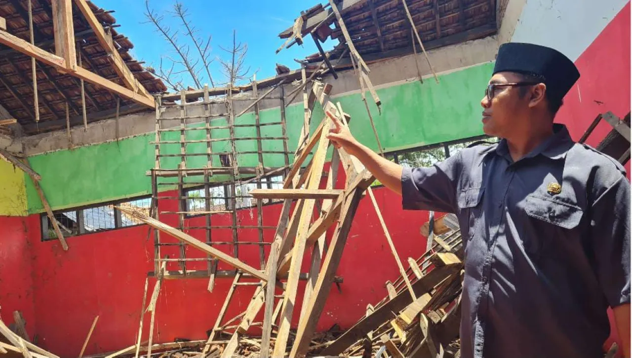 Lapuk, Tiga Ruang Gedung Sekolah di Situbondo Ambruk