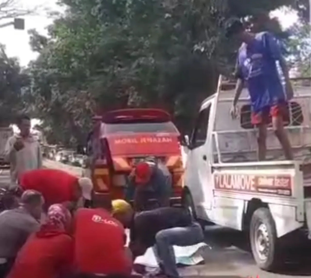 Motor Gagal Nyalip, Senggol Angkot dan Pengemudi Terlindas Truk