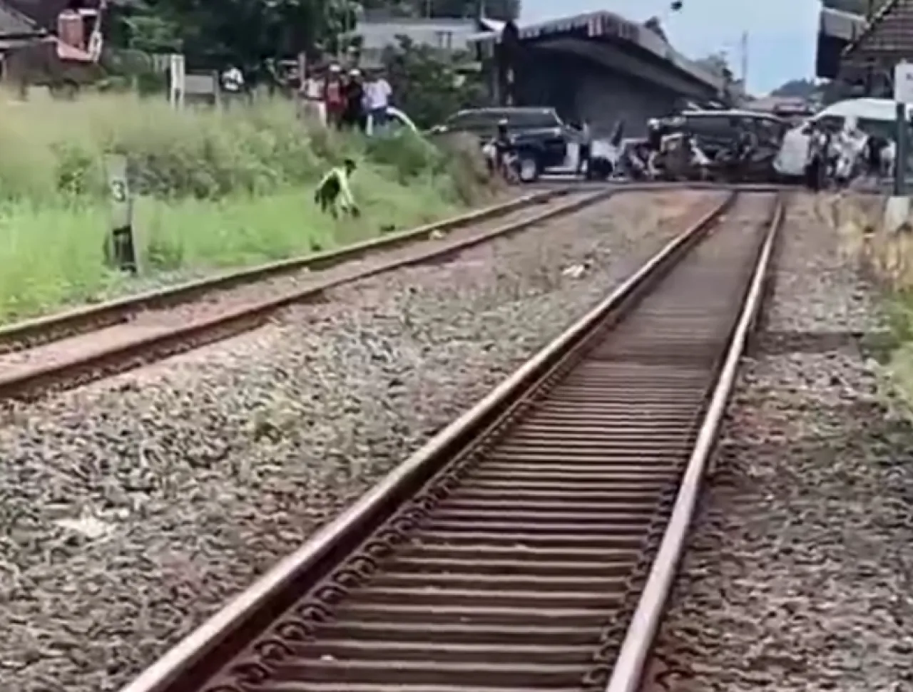 Pria Tak Dikenal Tertabrak Kereta di Stasiun Andir Bandung
