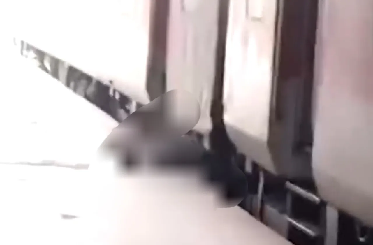Turun dari Kereta, Penumpang Jatuh ke Celah Antara Peron dan Kereta