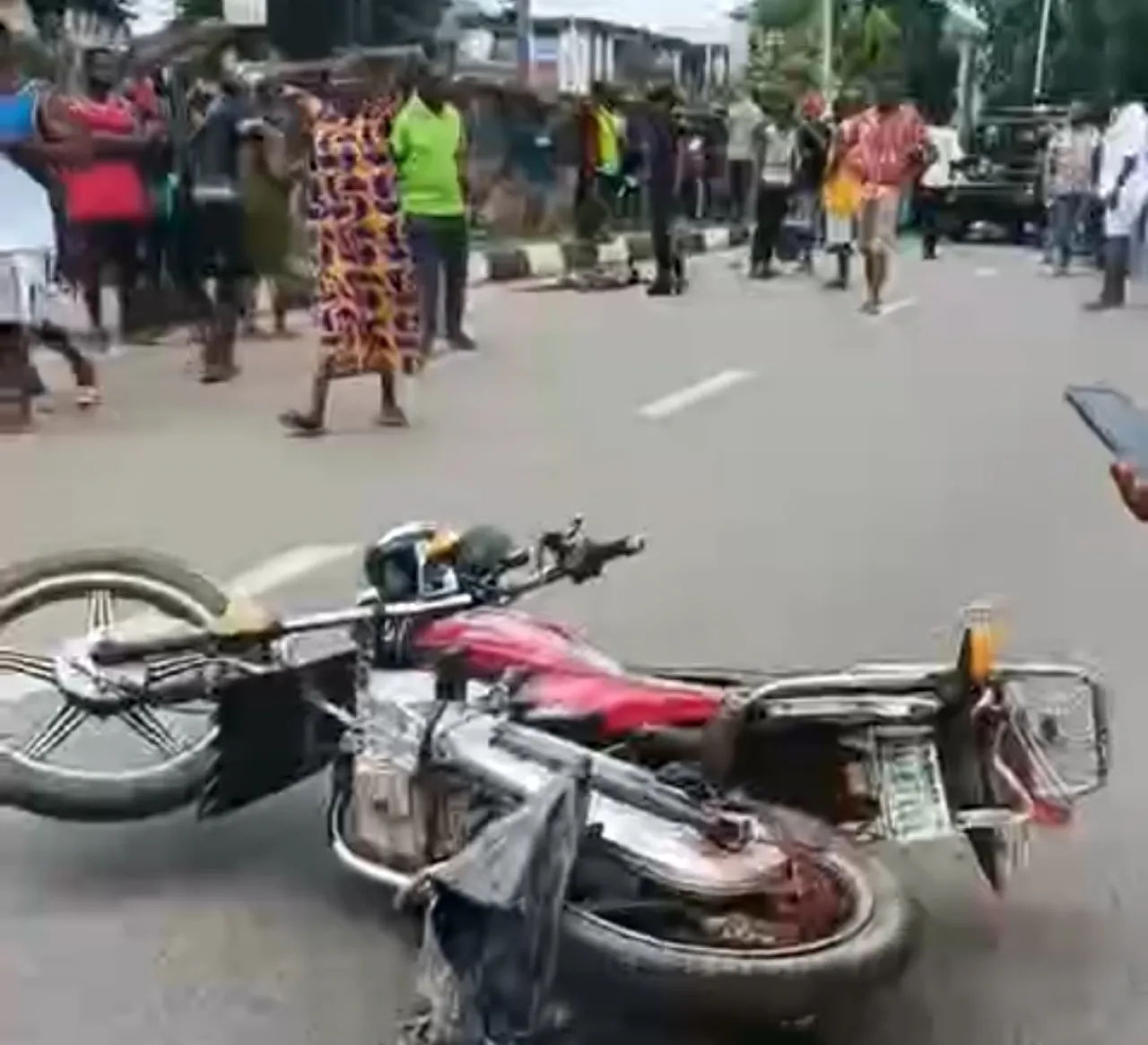 Dua Pengendara Motor Dilindas Kendaraan Petugas