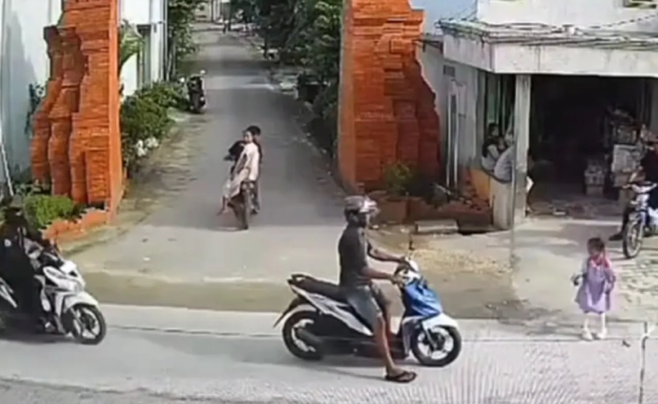 Tanpa Pengawasan, Anak Hampir Tertabrak dan Picu Kecelakaan