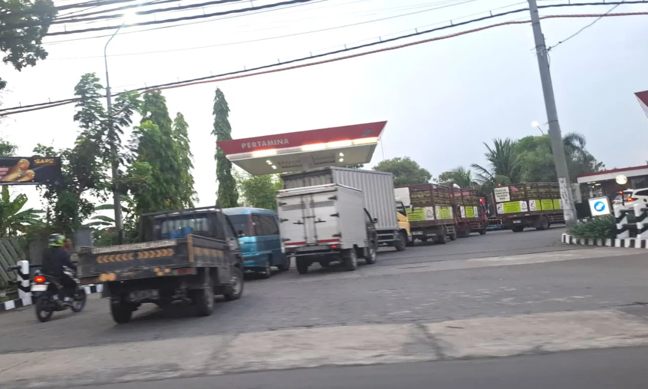 Antrian Panjang Kendaraan Terpantau di SPBU Kalikapas Lamongan, Ini Penjelasannya!