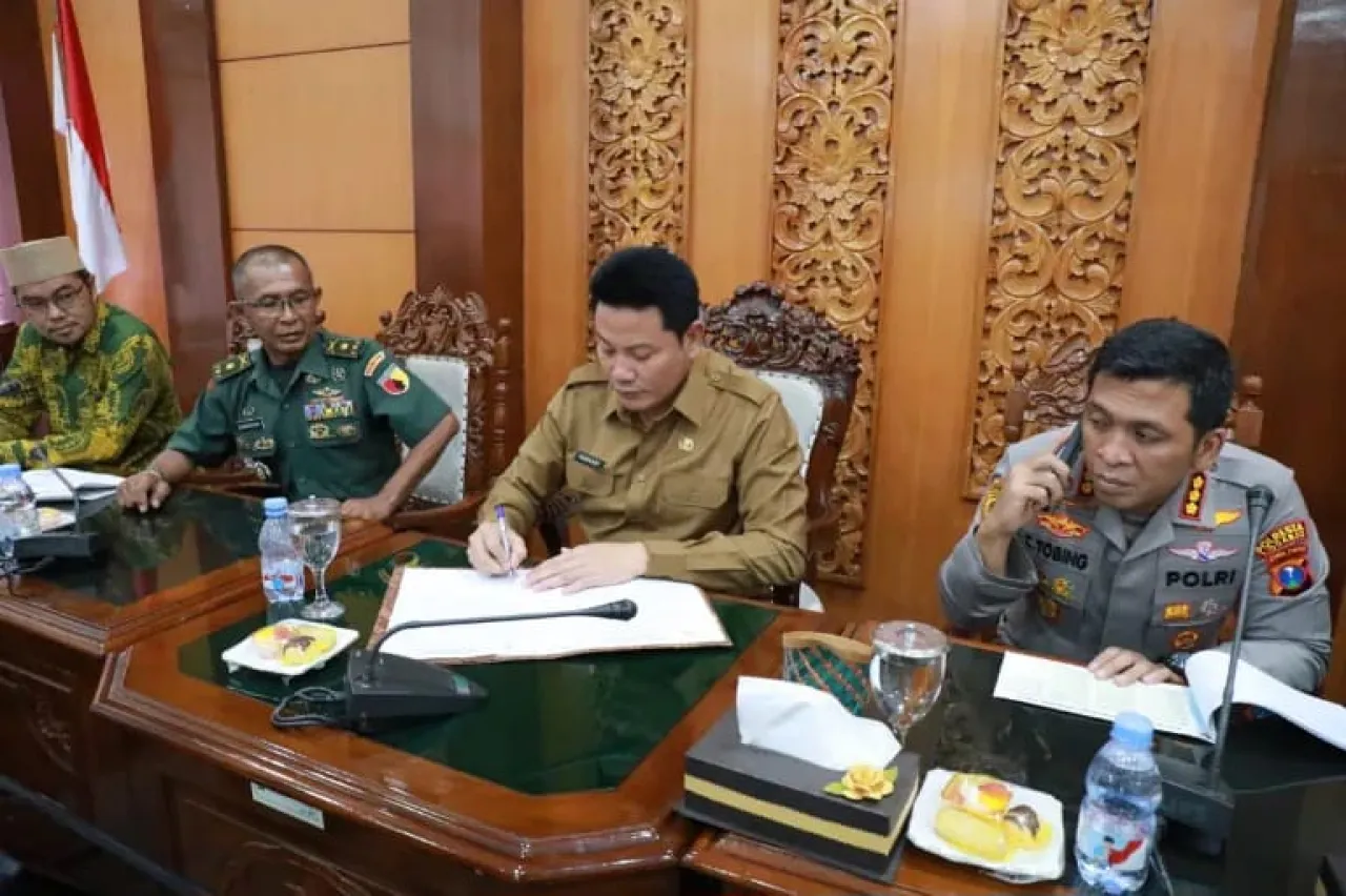 Bupati Sidoarjo Subandi dan Ketua DPRD Abdillah Nasih, menyepakati jadwal Pilkades Serentak 2026, Senin (03/10/2025). Foto: Kominfo