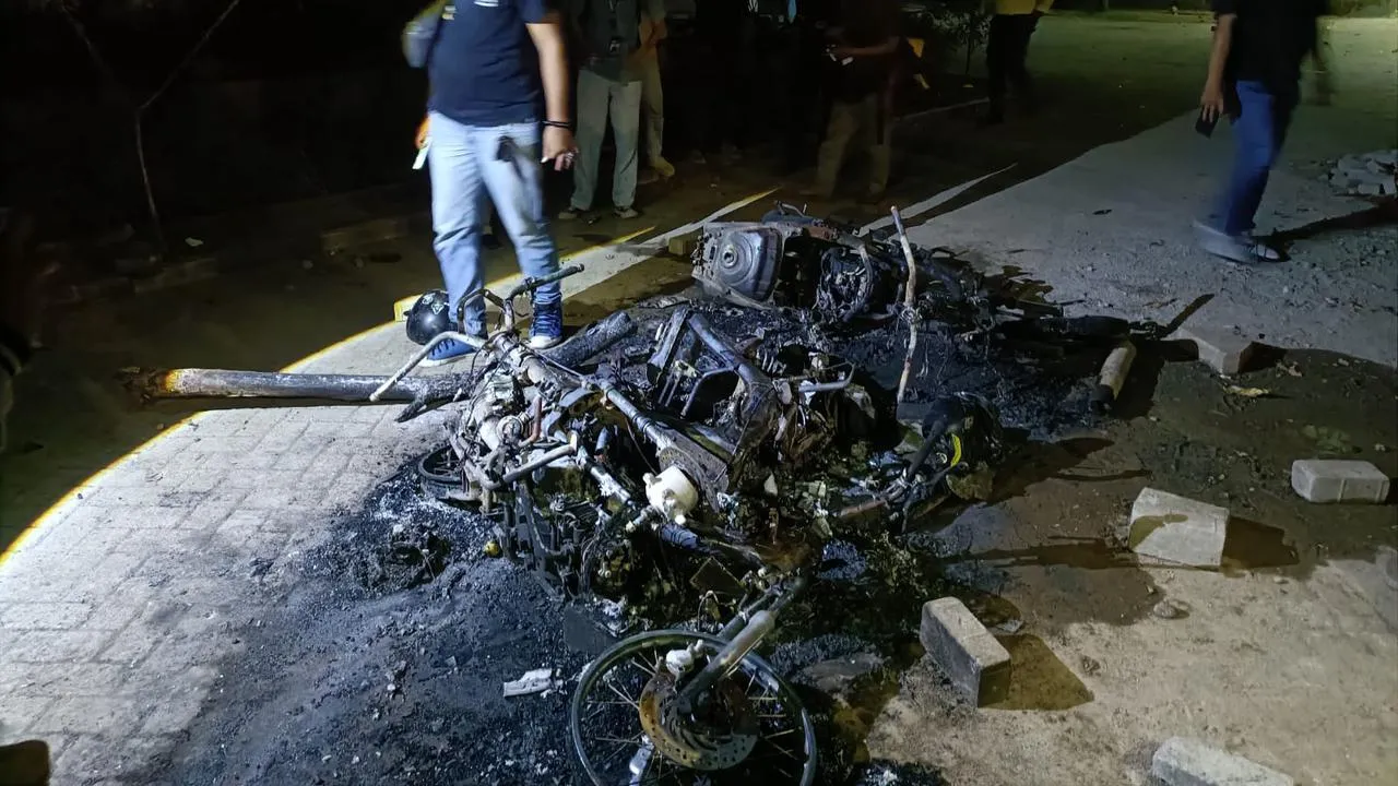 Tawuran Antar Mahasiswa UNM, Lima Motor Dibakar dan Fasilitas Kampus Rusak