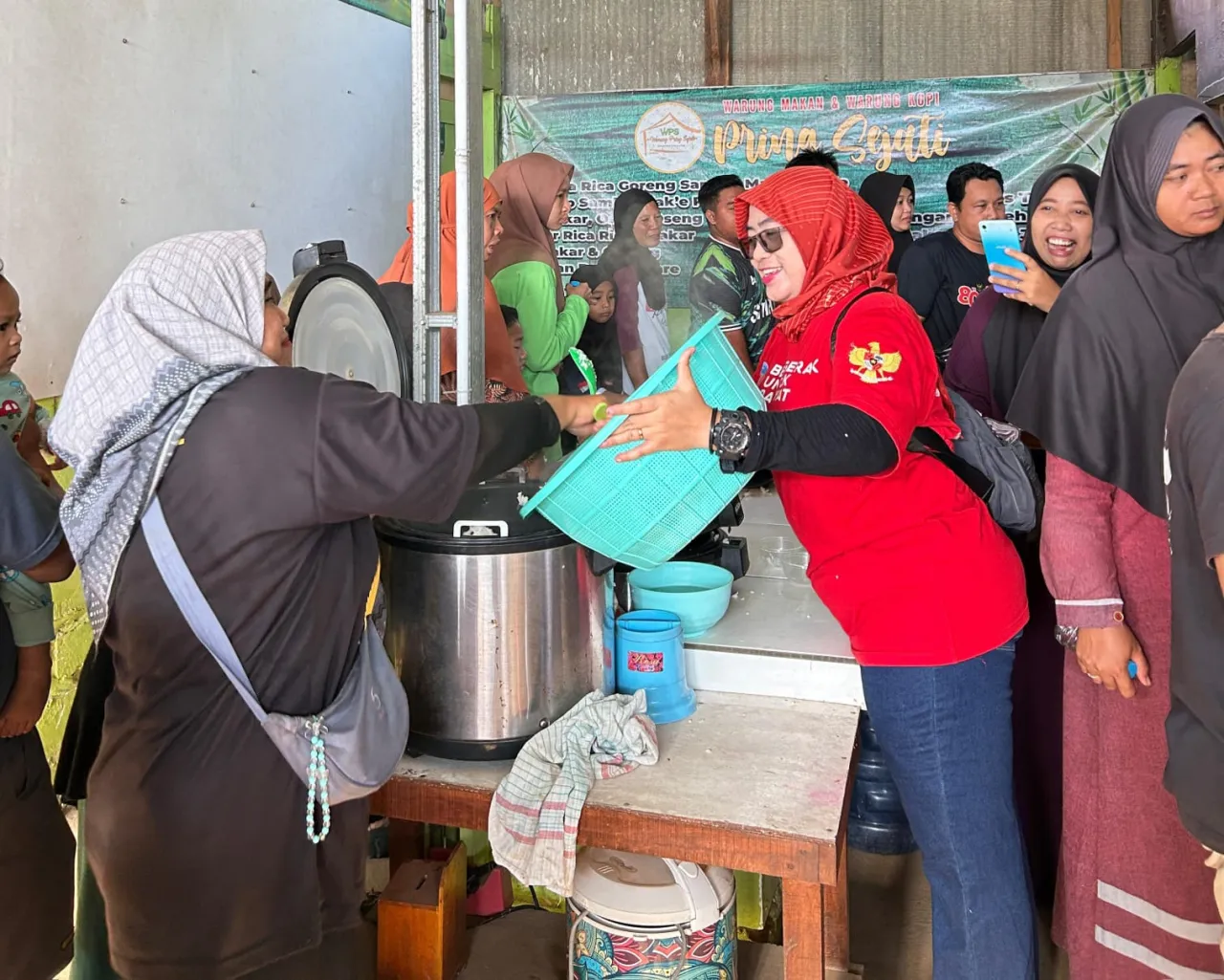 Sembelih Empat Kambing, LSM Cakrawala Keadilan Ajak Ratusan Warga Sarapan Gratis