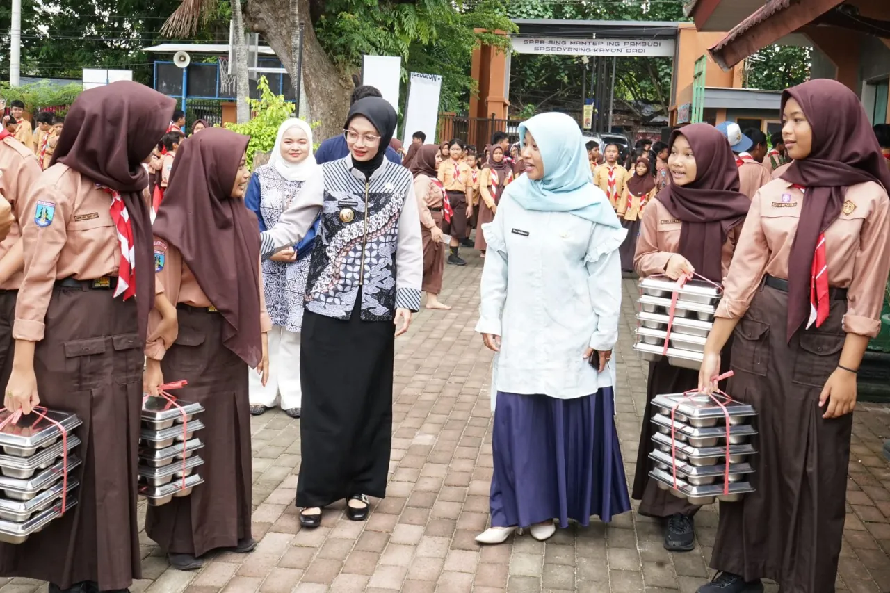 Mbak Wali Meninjau MBG di SMPN 8 Kediri