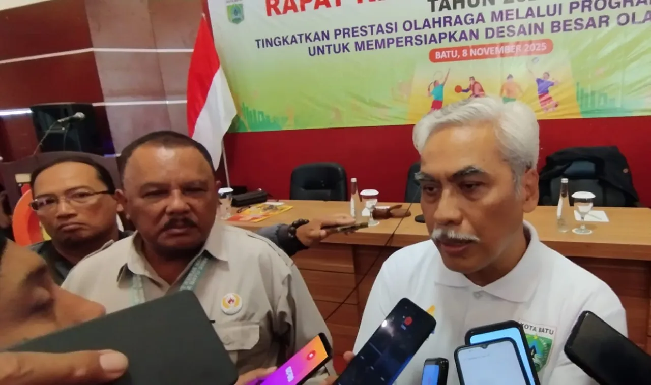 Kepala Dinas Pendidikan Kota Batu di dampingi Ketua Umum KONI saat di wawancara awak media. Foto: Suprianto