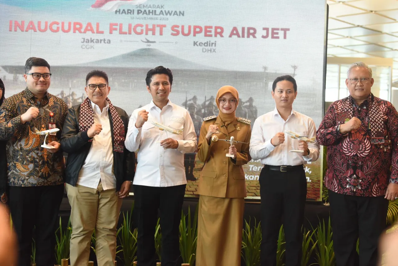 Inagural Flight Bandara Dhoho Kediri Tepat di Hari Pahlawan, Ini Harapan Mbak Wali