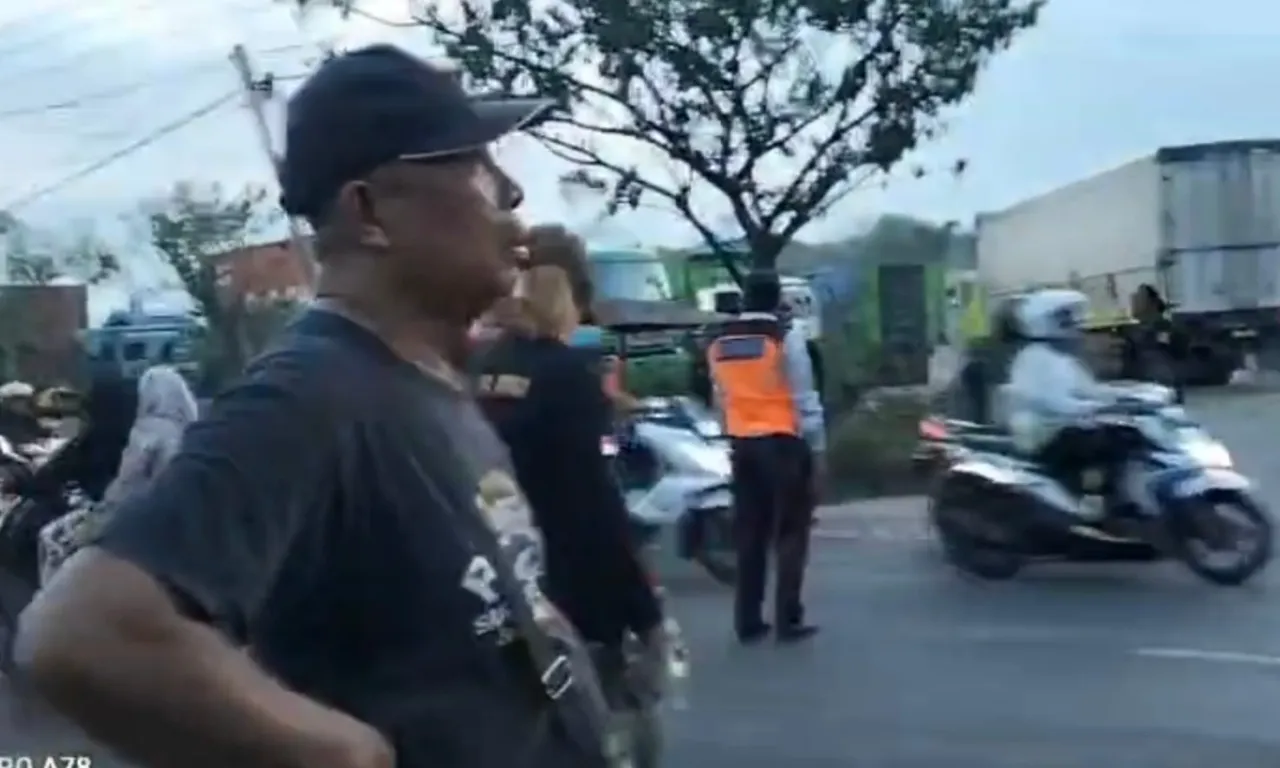 Anggota Laskar Pantura ikut membantu petugas melakukan penertiban dump truk di parkiran Ngawen Gresik. Foto: Yusuf