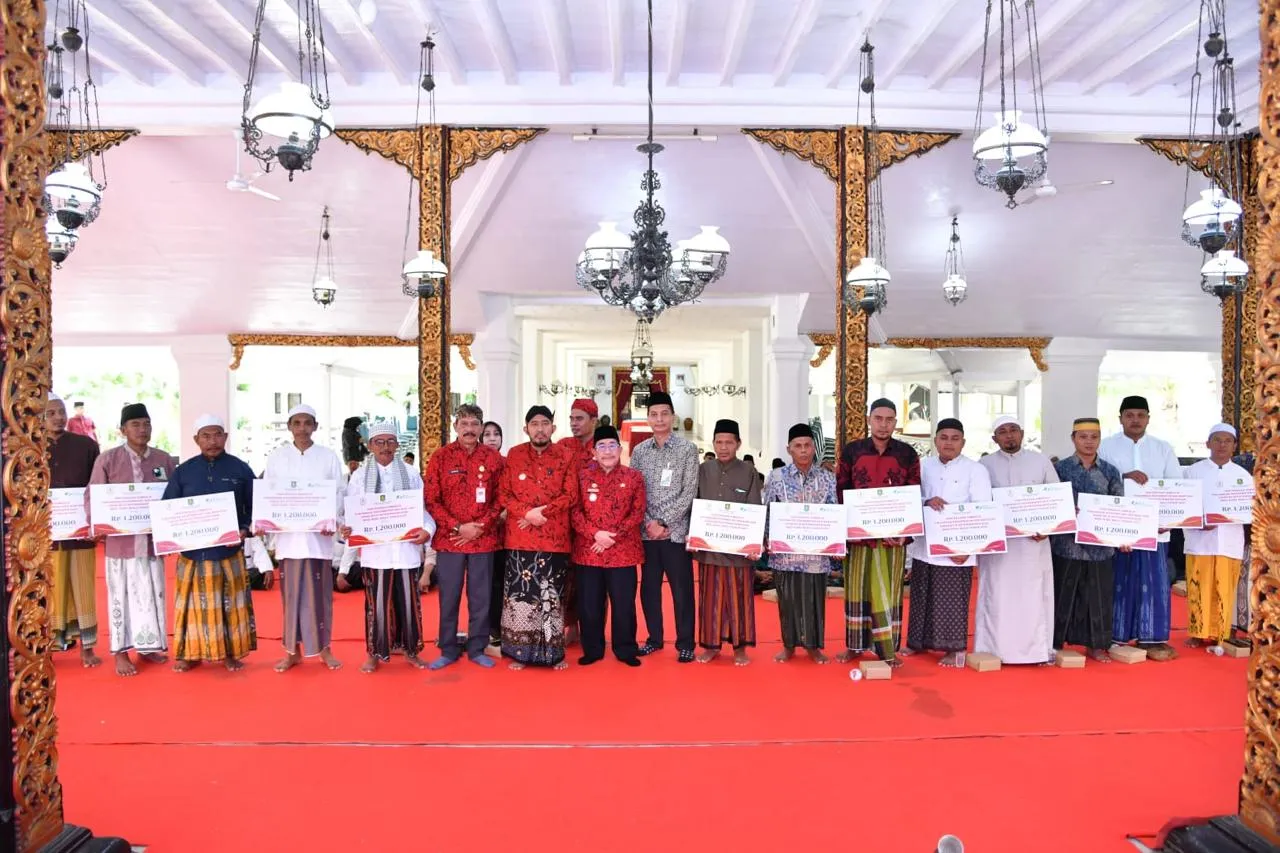 Bupati Sumenep Salurkan Tunjangan Kehormatan untuk 1.225 Guru Ngaji