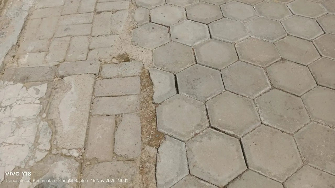 Proyek Paving Jalan Lingkungan di Samangraya Disorot, Pemasangan Renggang dan Mulai Retak