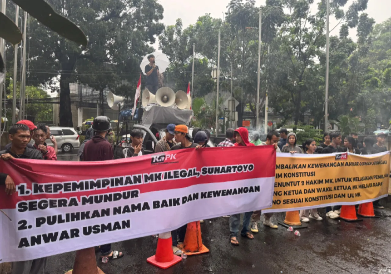 Ratusan massa dari Koalisi Aksi Pembela Keadilan (KaPK) menggeruduk Gedung Mahkamah Konstitusi (MK), Selasa (18/11). Foto: Rizky