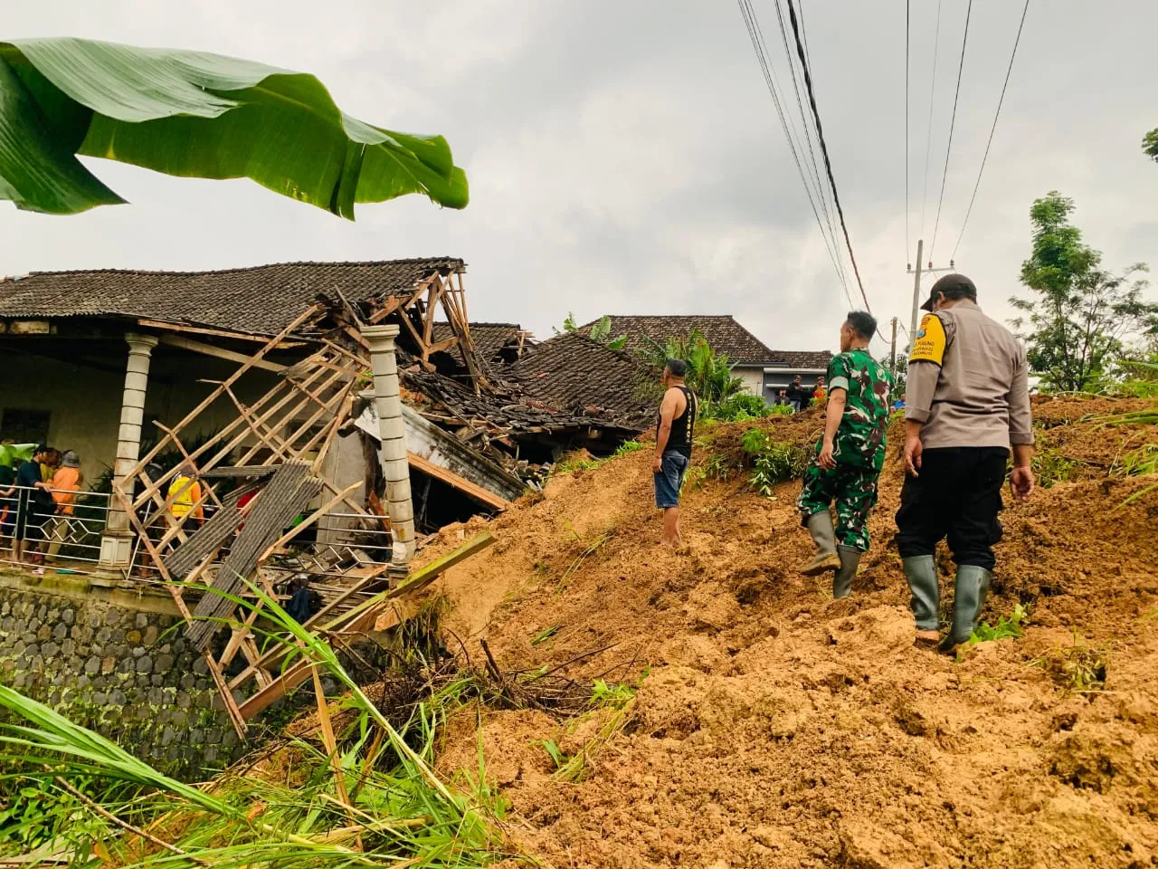 Longsor Pulung Ponorogo Timbun 2 Rumah dan 7 Kendaraan, 1 Pengendara Dilarikan ke RSUD