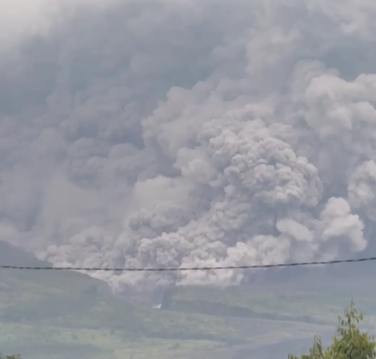 Darurat! Gunung Semeru Berstatus Awas, Tim Badan Geologi Bergerak Cepat