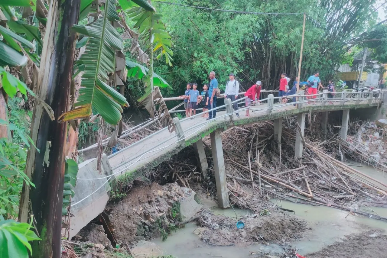 Hujan Deras, Jembatan Penghubung Kabupaten Lamongan dan Bojonegoro Ambruk