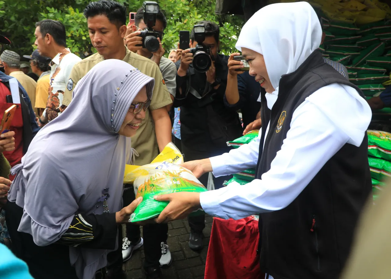 Gubernur Khofifah Pastikan Stabilitas Harga Bahan Pokok Jelang Nataru Terjaga Lewat Pasar Murah
