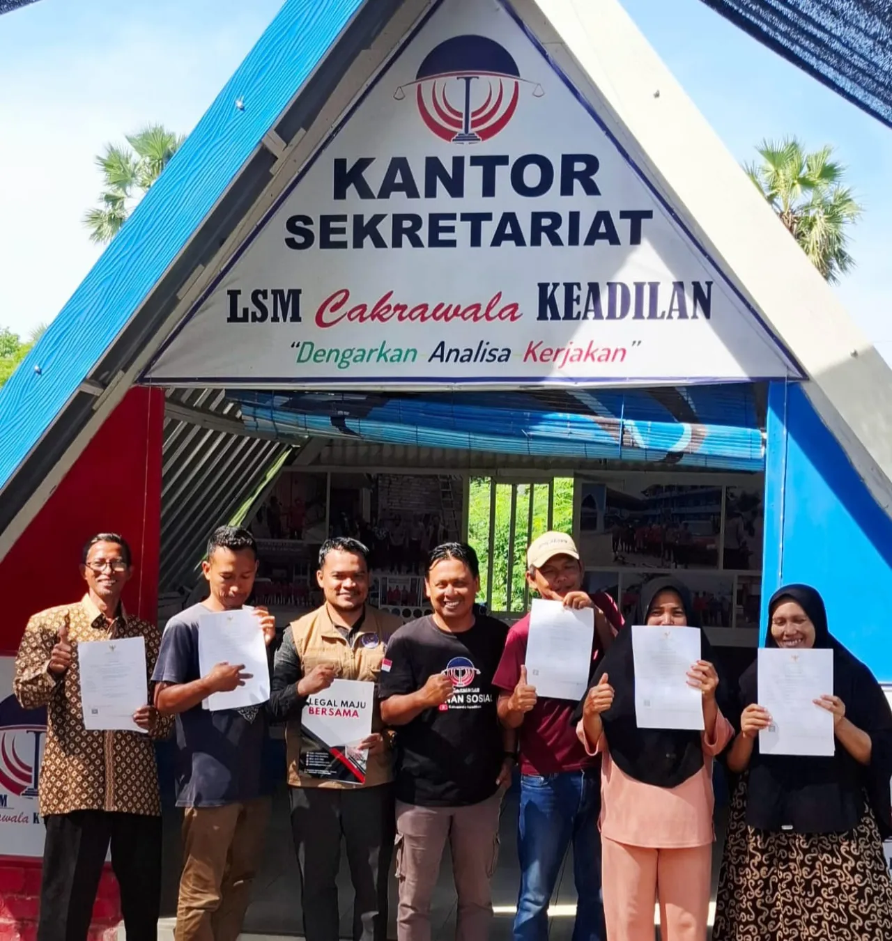 Penyerahan sertifikat halal dilakukan secara simbolis di kantor sekretariat LSM Cakrawala Keadilan, Minggu (23/11/2025) dan dihadiri perwakilan UMKM, P3H dan Ketua LSM Cakrawala Keadilan. Foto: Defit
