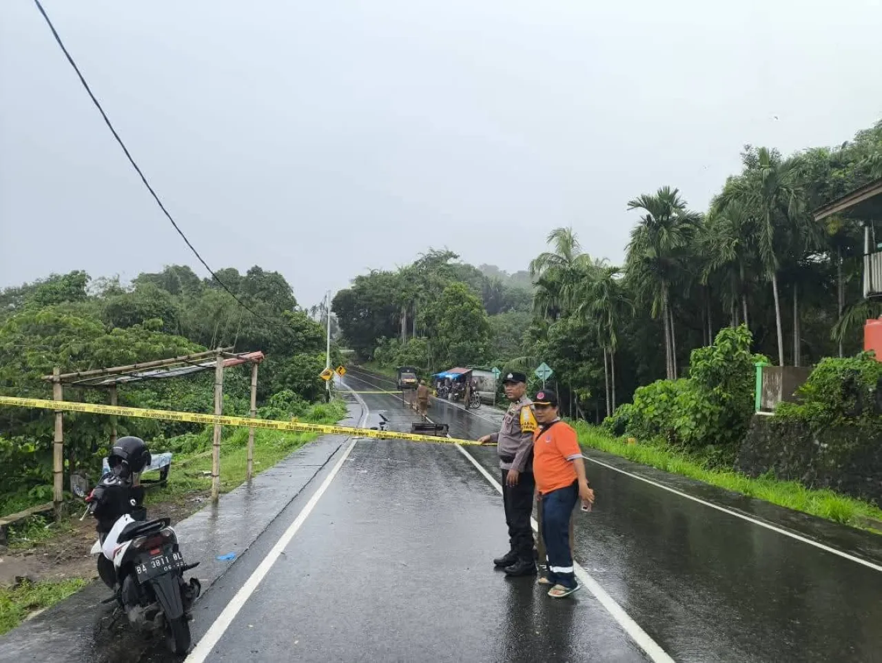 Akibat Tanah Longsor, Jalan Teluk Bayur Amblas dan Ditutup Sementara