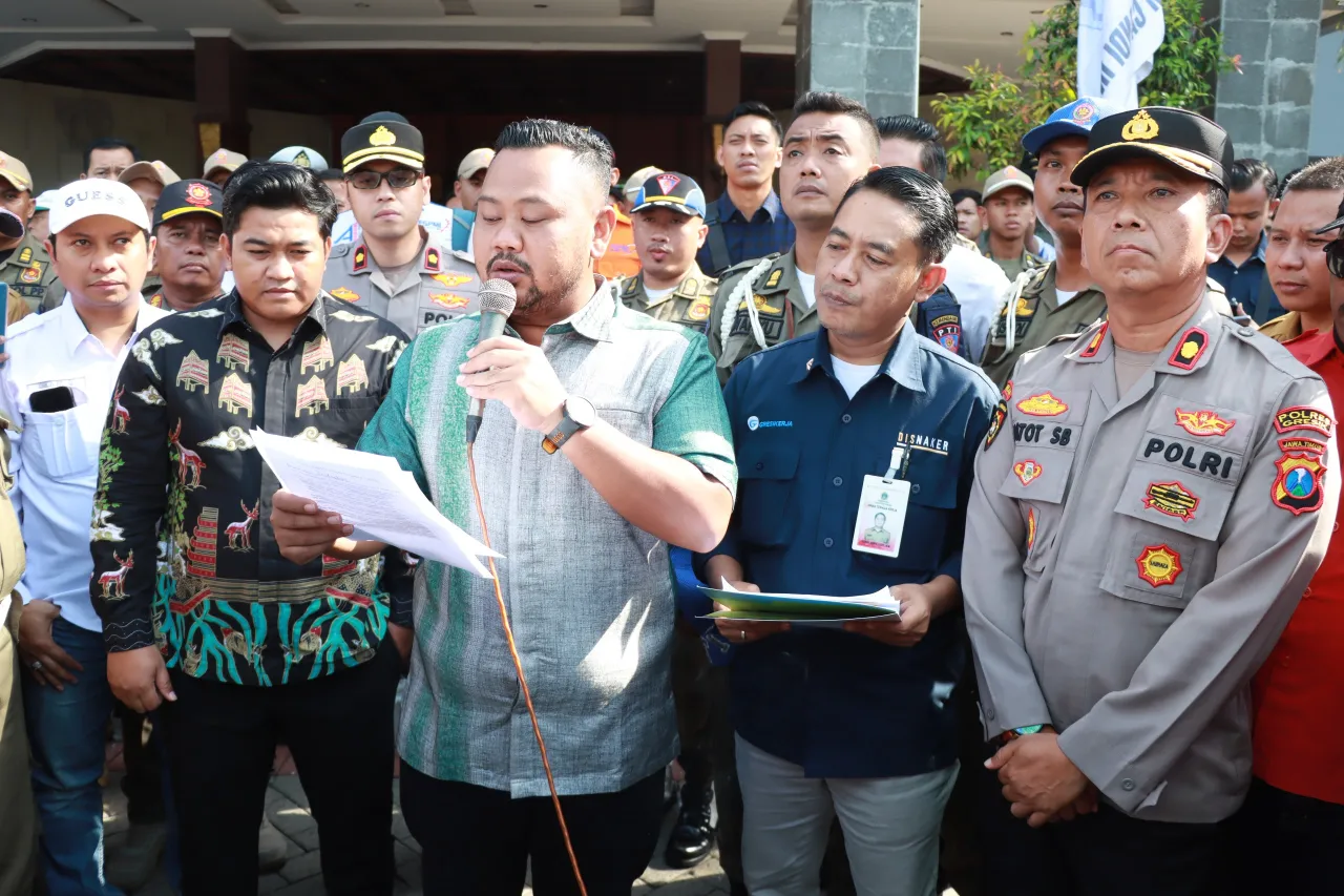Bupati Gresik Jawab Tuntutan Ratusan Buruh yang Datangi Kantornya