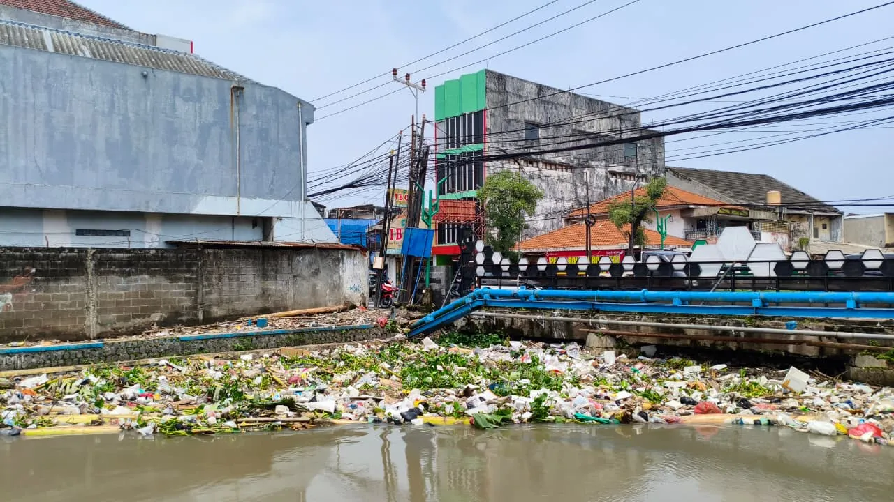 Tumpukan Sampah Padati Sungai di Jembatan Pecinan 1 Sidoarjo