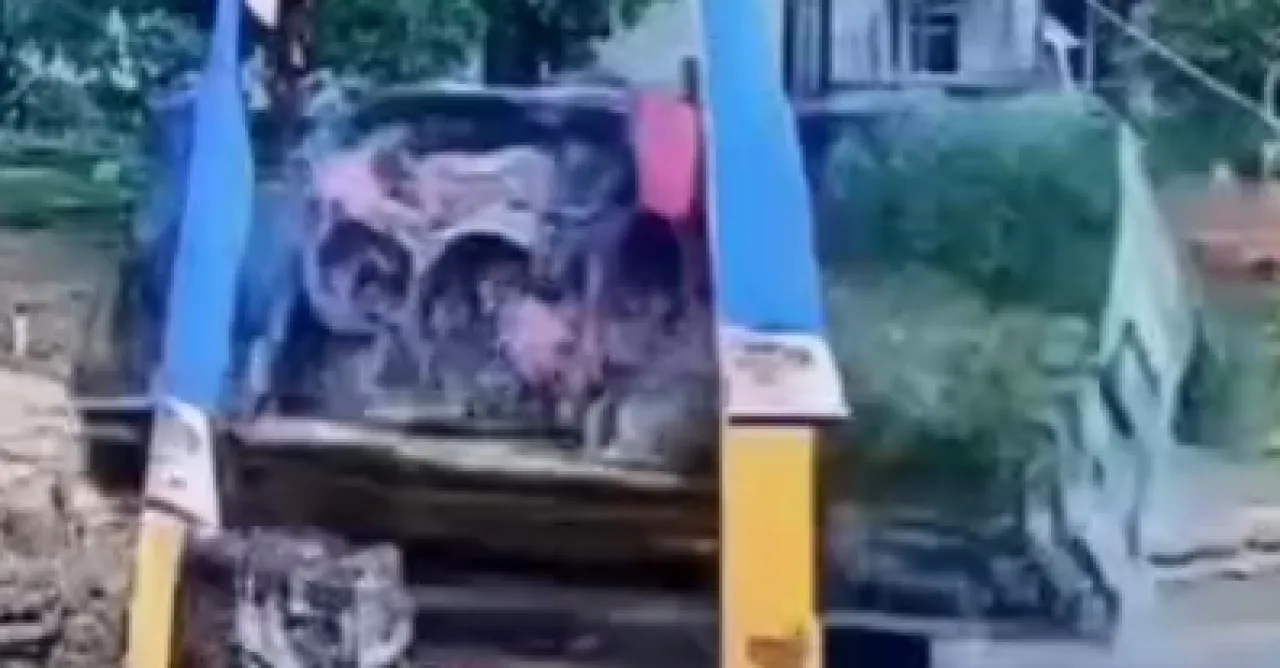Truk Pengangkut Singkong Terbalik, Penumpang dan Muatan Berhamburan