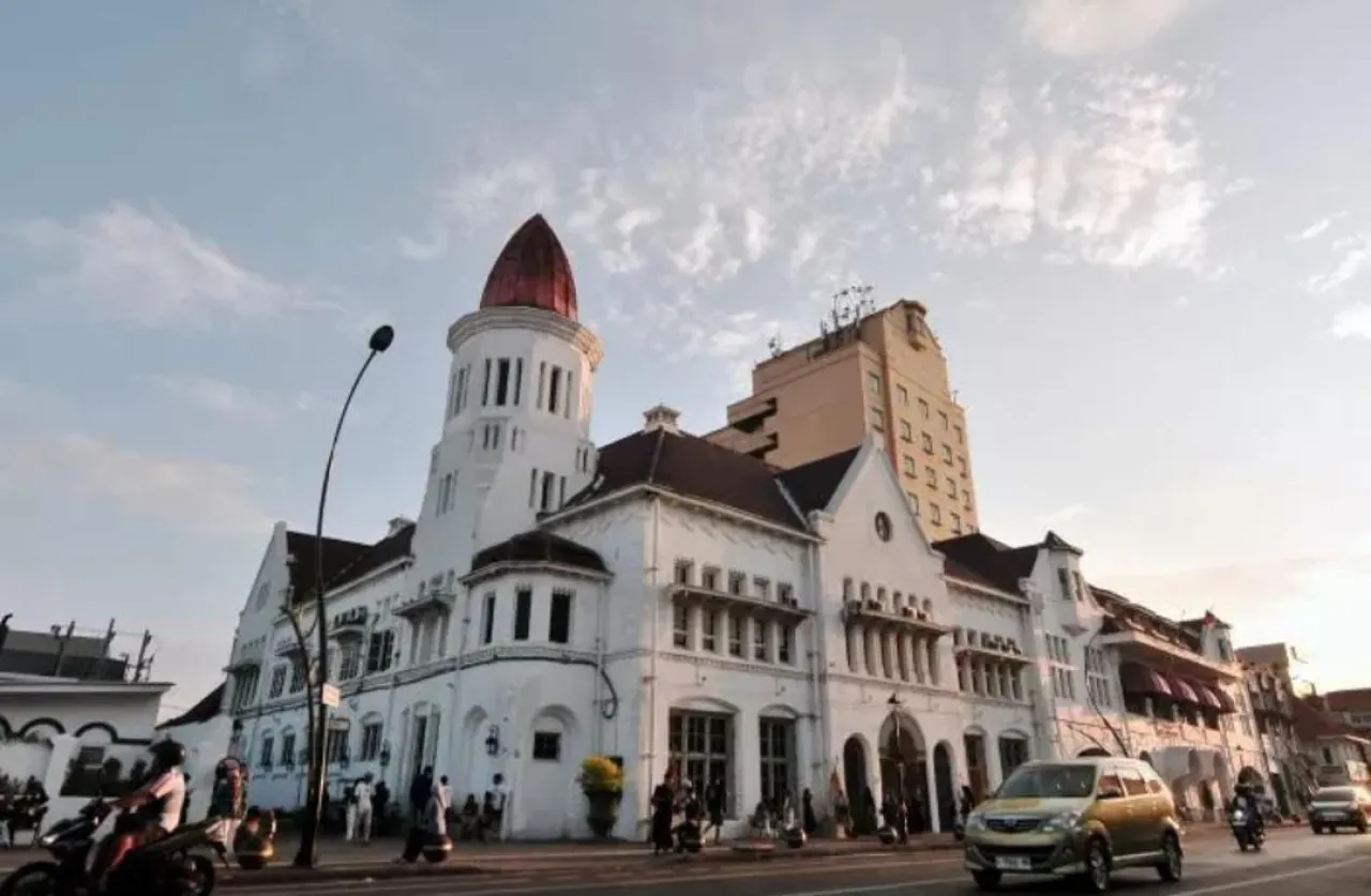 Bangunan ini disebut Gedung Cerutu karena memiliki menara berbentuk seperti cerutu. Foto: istimewa