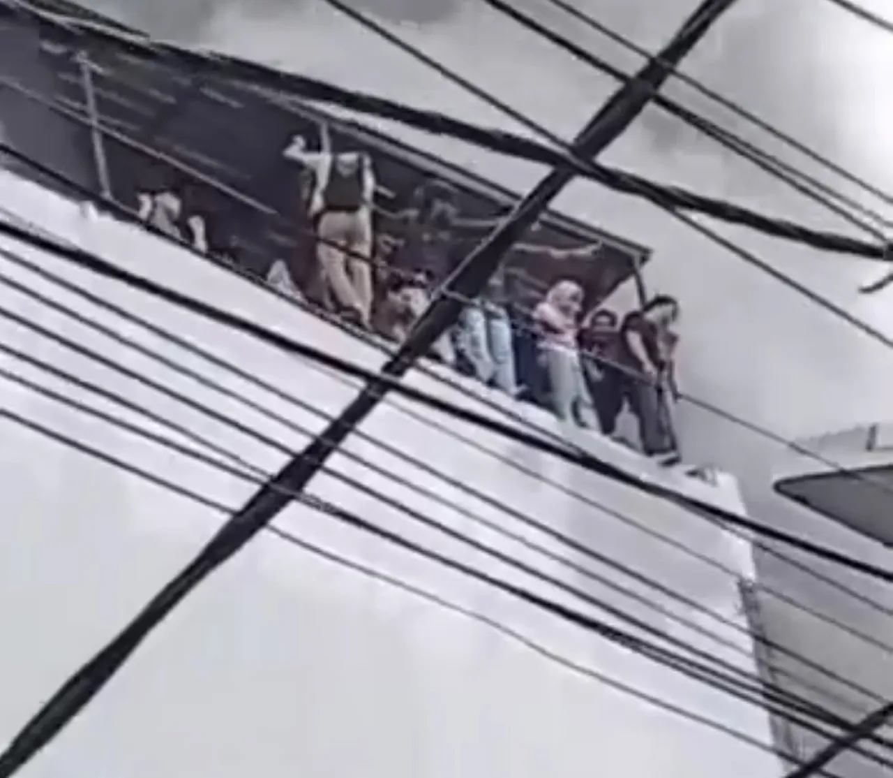 Para korban yang menunggu diselamatkan berdiri di pinggiran gedung. Foto: X Yapimgfest