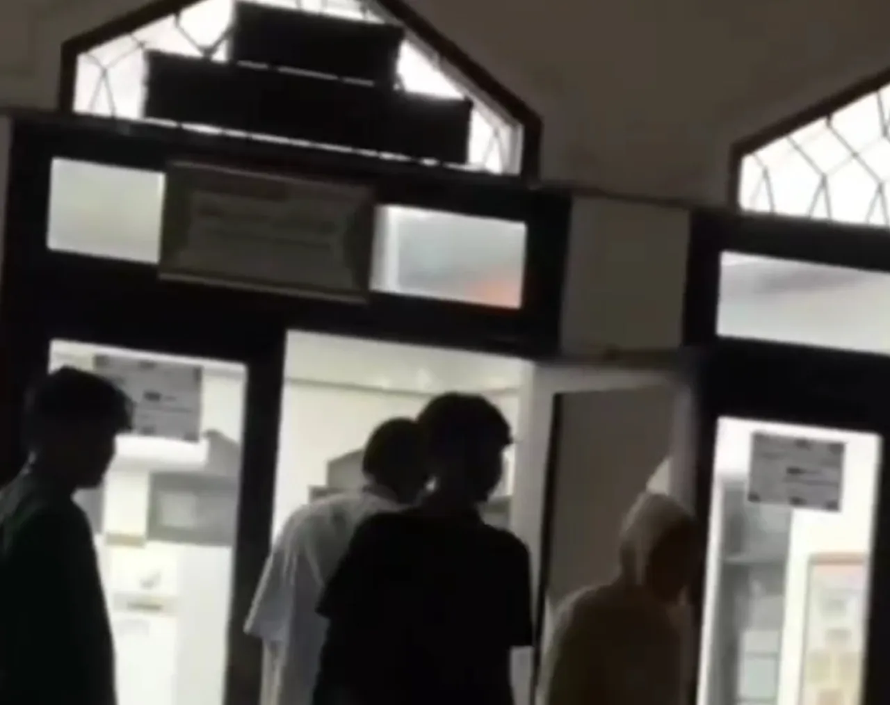 Teriak 'Kiamat' di Pengeras Suara Masjid, ODGJ di Sampang Diamuk Massa