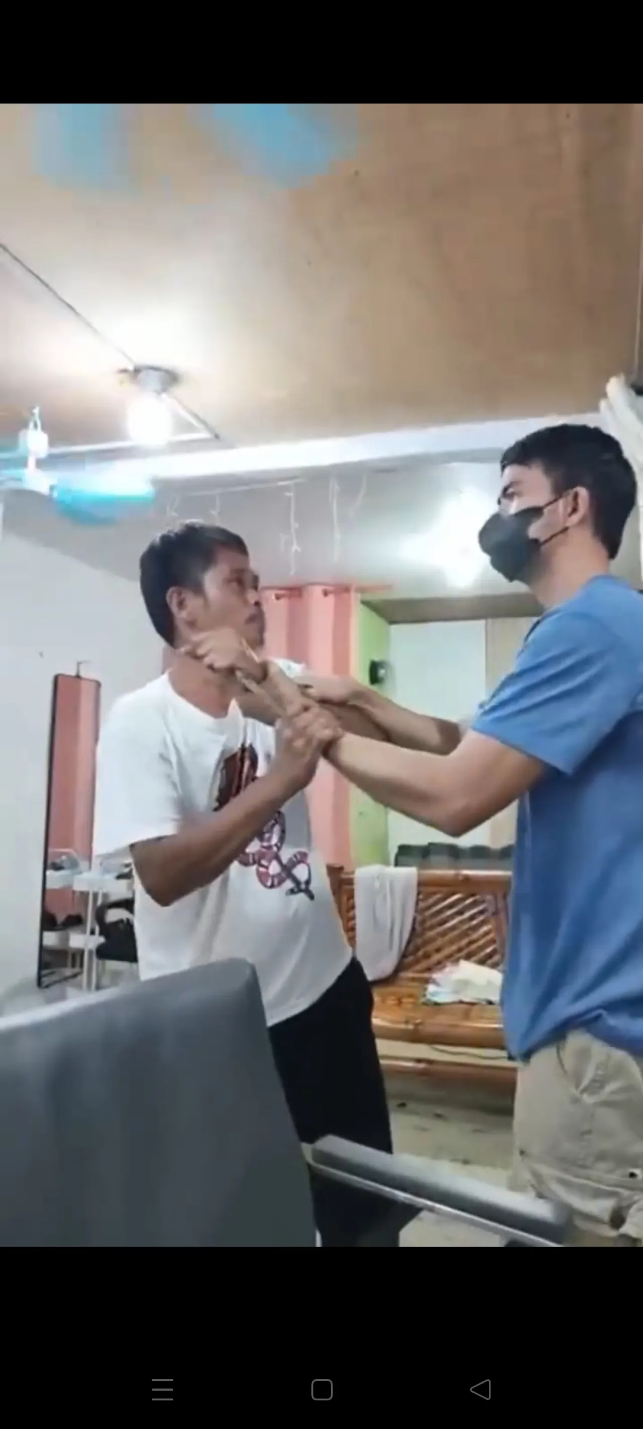 Terekam Siaran Live, Tukang Cukur Rambut Diserang Brutal saat Layani Pelanggan