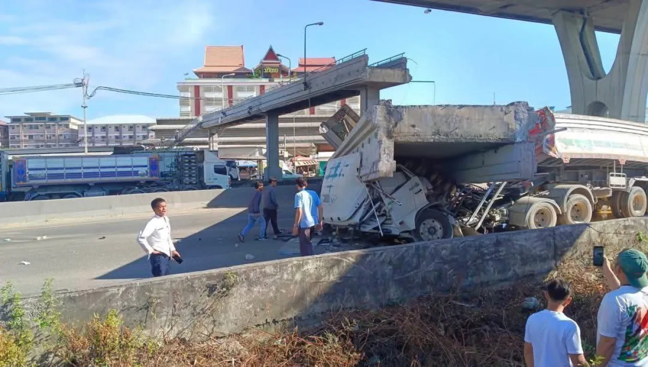 Bak Truk Terbuka Tabrak Jembatan Penyeberang Jalan
