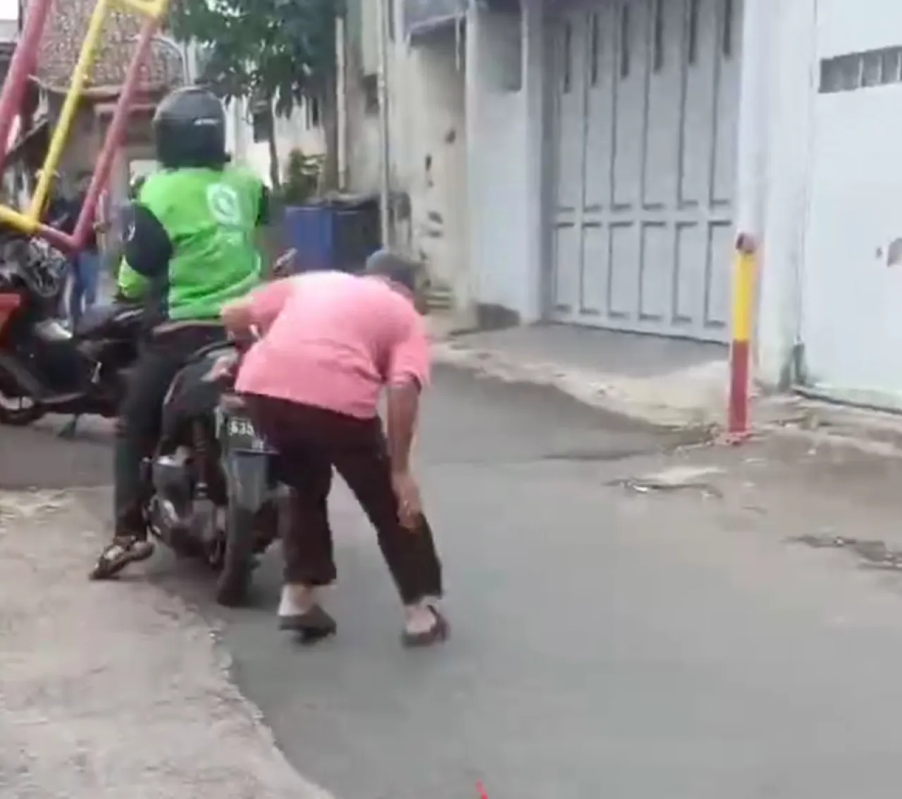 Viral Pria Berjaket Ojol Tembak Lansia di Bandung