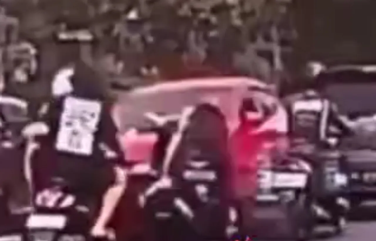Lawan Arah, Ayla Tabrak Beberapa Sepeda Motor di Jalan Mayjen Sutoyo