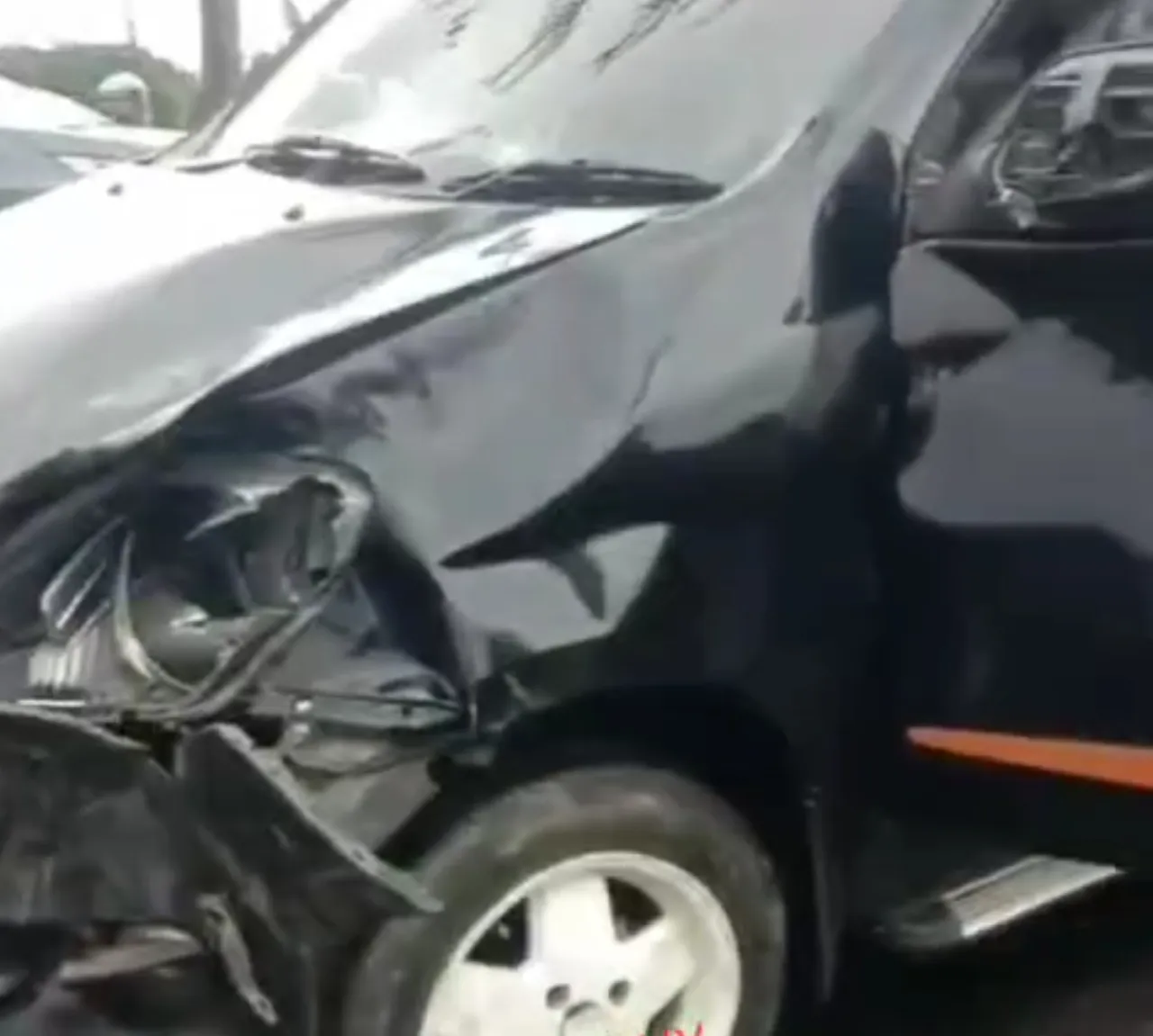 Tabrakan Beruntun 4 Kendaraan Mobil Ringsek dan Pemotor Luka Parah