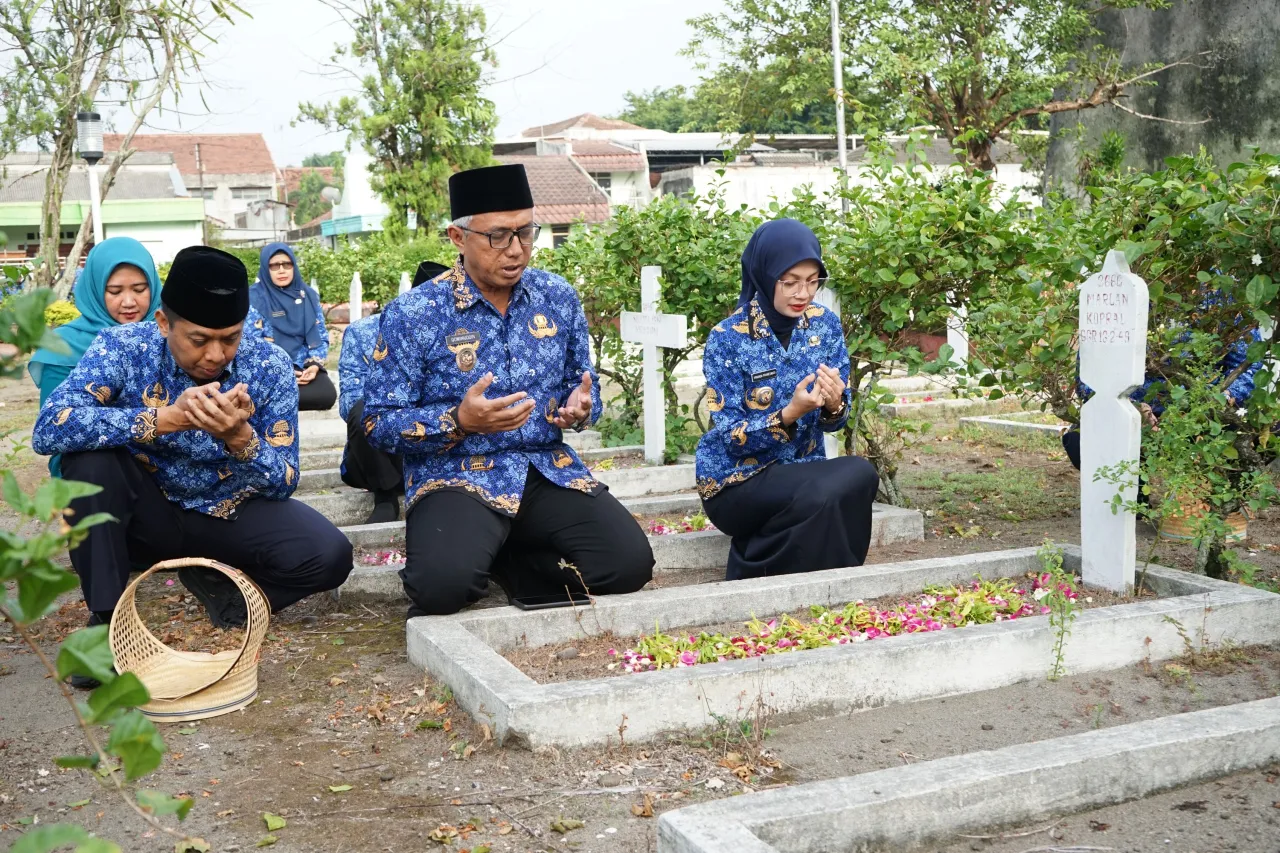 Mbak Wali Pimpin Upacara HUT KORPRI dan Hari Guru Nasional